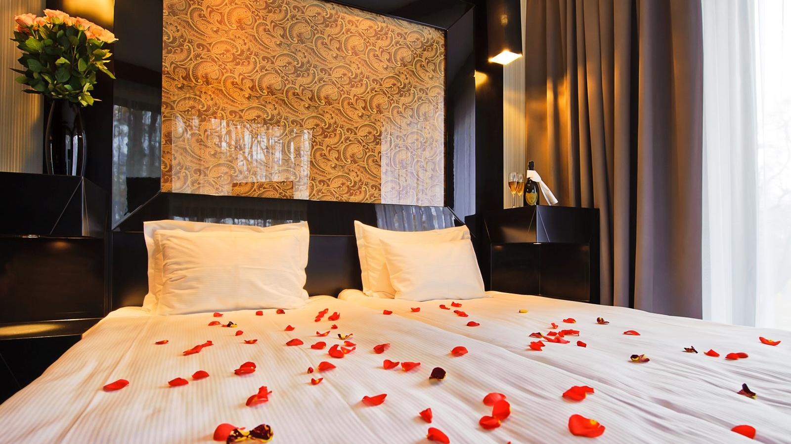 Platinum Palace Boutique Hotel & Spa Wrocław Kültér fotó A bed with rose petals