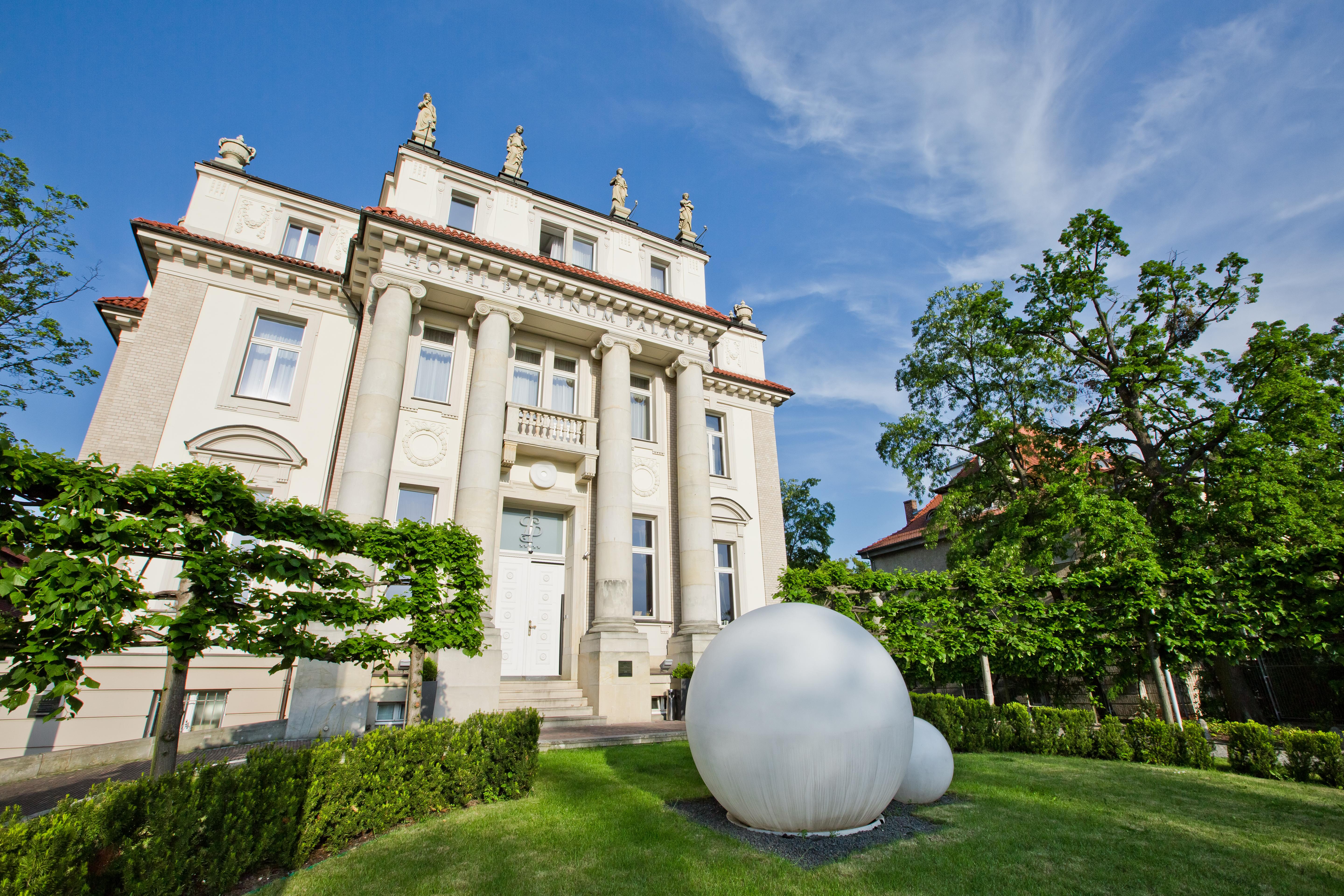 Platinum Palace Boutique Hotel & Spa Wrocław Kültér fotó The main building of the university