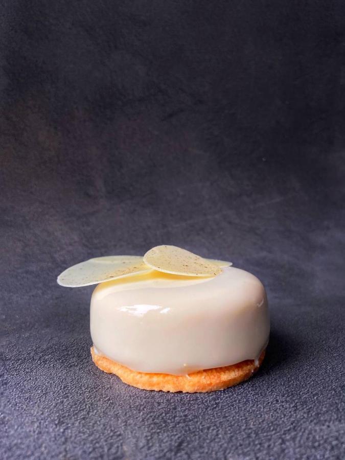 Platinum Palace Boutique Hotel & Spa Wrocław Kültér fotó A lemon tart