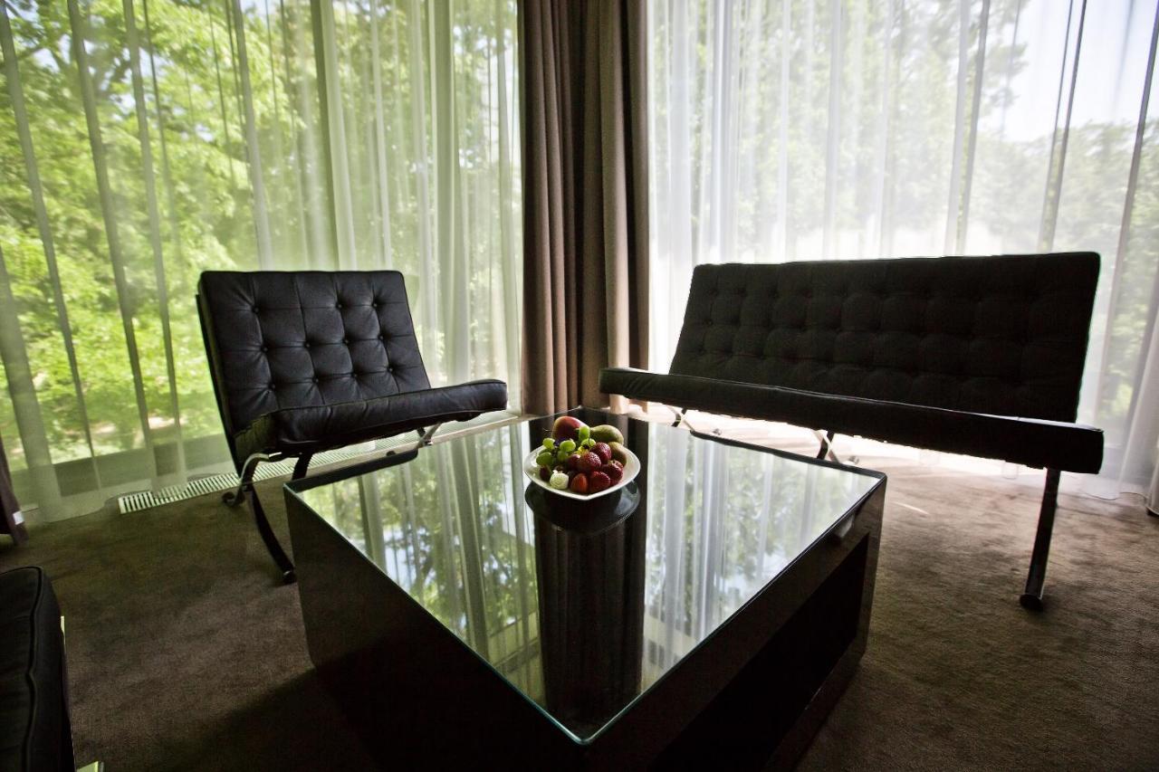 Platinum Palace Boutique Hotel & Spa Wrocław Kültér fotó Interior of a suite at the hotel