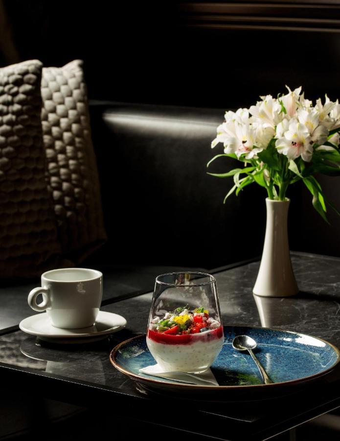 Platinum Palace Boutique Hotel & Spa Wrocław Kültér fotó A cup of coffee and a vase of flowers