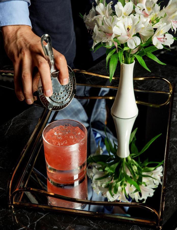 Platinum Palace Boutique Hotel & Spa Wrocław Kültér fotó A bartender straining a cocktail