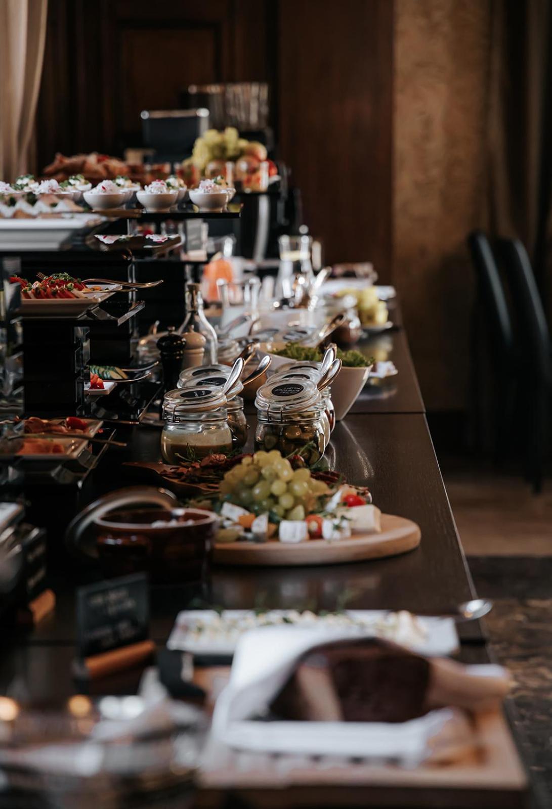 Platinum Palace Boutique Hotel & Spa Wrocław Kültér fotó A buffet at a restaurant
