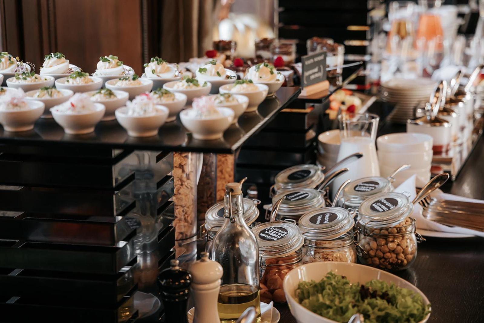 Platinum Palace Boutique Hotel & Spa Wrocław Kültér fotó A buffet at a restaurant