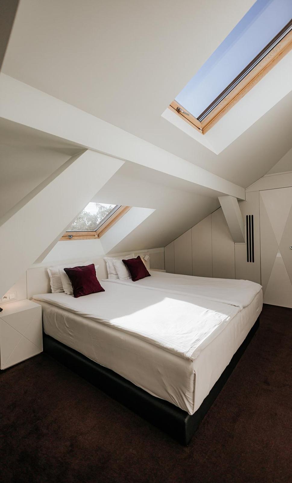 Platinum Palace Boutique Hotel & Spa Wrocław Kültér fotó A bedroom with a skylight