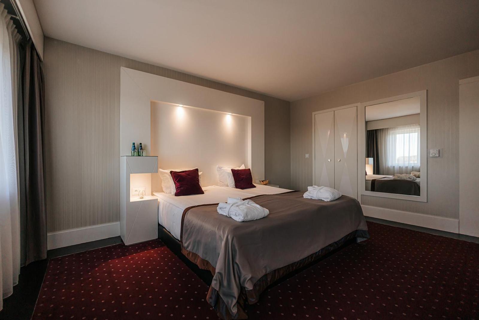 Platinum Palace Boutique Hotel & Spa Wrocław Kültér fotó A room at the hotel
