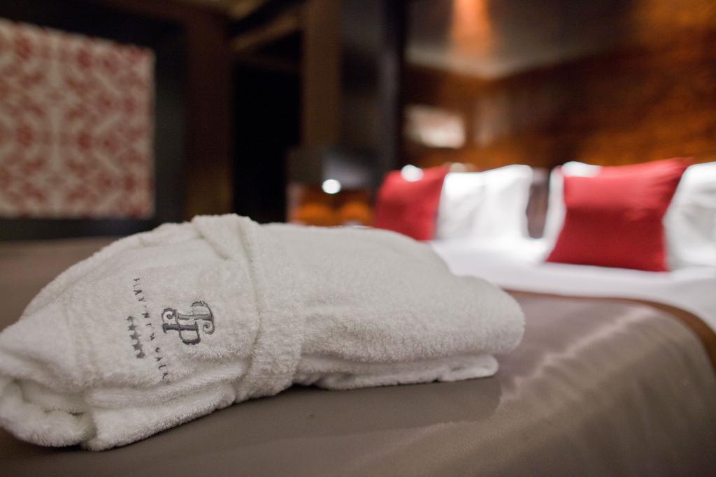Platinum Palace Boutique Hotel & Spa Wrocław Kültér fotó A folded bathrobe